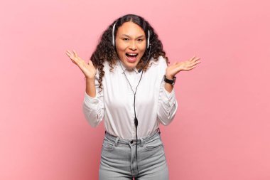 Genç İspanyol kadın mutlu, heyecanlı, şaşırmış ya da şok olmuş hissediyor. İnanılmaz bir şeye gülümsüyor ve hayrete düşüyor. tele pazarlamacı kavramı