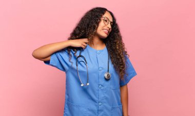 Genç İspanyol kadın stresli, endişeli, yorgun ve hayal kırıklığına uğramış, gömleğini çekmiş, sorunlu görünüyor. hemşire konsepti