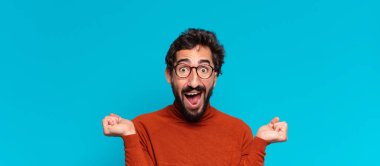 Genç, deli, sakallı adam. Zaferi kazanan gibi kutluyoruz. boşluk konseptini kopyala