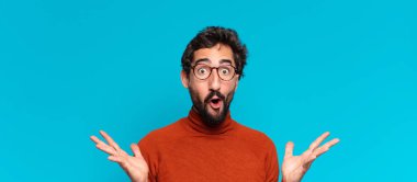 Genç, deli, sakallı adam. Şaşırmış ya da şok olmuş. boşluk konseptini kopyala