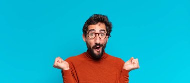 Genç, deli, sakallı adam. Zaferi kazanan gibi kutluyoruz. boşluk konseptini kopyala