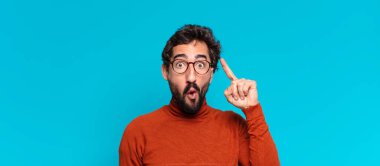 Genç, deli, sakallı adam. Şaşırmış ya da şok olmuş. boşluk konseptini kopyala