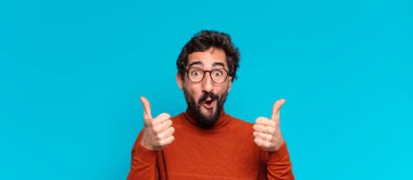 Genç, deli, sakallı adam. Mutlu ve şaşırmış bir ifade. boşluk konseptini kopyala