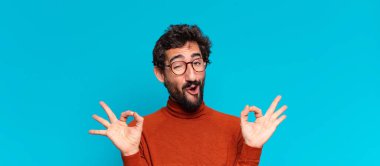 Genç, deli, sakallı adam. Mutlu ve şaşırmış bir ifade. boşluk konseptini kopyala