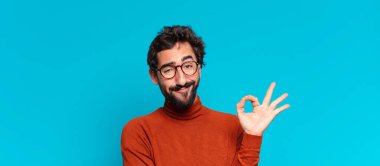 Genç, deli, sakallı adam. Mutlu ve şaşırmış bir ifade. boşluk konseptini kopyala