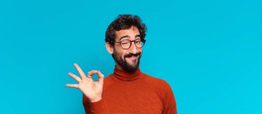 Genç, deli, sakallı adam. Mutlu ve şaşırmış bir ifade. boşluk konseptini kopyala