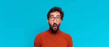 Genç, deli, sakallı adam. Şaşırmış ya da şok olmuş. boşluk konseptini kopyala