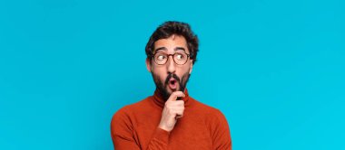 Genç, deli, sakallı adam. Düşünen ya da şüphe eden bir ifade. boşluk konseptini kopyala