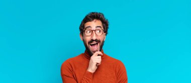 Genç, deli, sakallı adam. Düşünen ya da şüphe eden bir ifade. boşluk konseptini kopyala