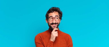 Genç, deli, sakallı adam. Düşünen ya da şüphe eden bir ifade. boşluk konseptini kopyala