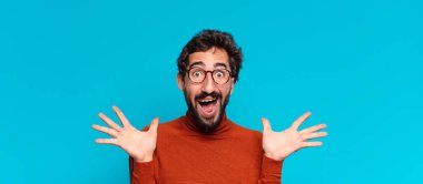 Genç, deli, sakallı adam. Şaşırmış ya da şok olmuş. boşluk konseptini kopyala