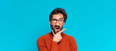 Genç, deli, sakallı, kafası karışık bir adam. boşluk konseptini kopyala