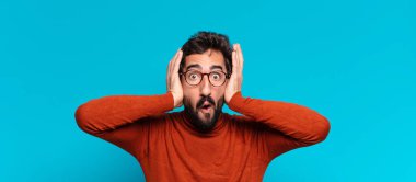 Genç, deli, sakallı adam. Şaşırmış ya da şok olmuş. boşluk konseptini kopyala