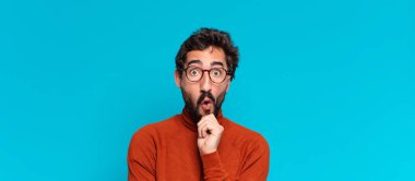 Genç, deli, sakallı adam. Düşünen ya da şüphe eden bir ifade. boşluk konseptini kopyala