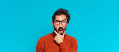 Genç, deli, sakallı adam. boşluk konseptini kopyala