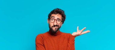 Genç, deli, sakallı, kafası karışık bir adam. boşluk konseptini kopyala