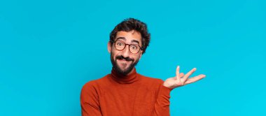 Genç, deli, sakallı, kafası karışık bir adam. boşluk konseptini kopyala