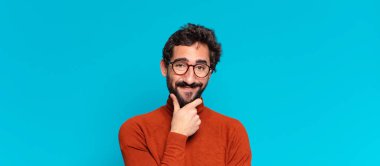 Genç, deli, sakallı adam. Mutlu ve şaşırmış bir ifade. boşluk konseptini kopyala