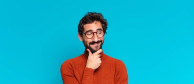 Genç, deli, sakallı adam. Düşünen ya da şüphe eden bir ifade. boşluk konseptini kopyala