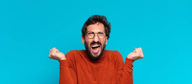 Genç, deli, sakallı adam. boşluk konseptini kopyala