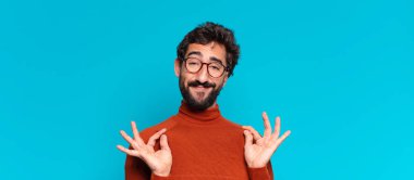 Genç, çılgın, sakallı, gururlu adam ifadesi. boşluk konseptini kopyala