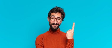 Genç, çılgın, sakallı, gururlu adam ifadesi. boşluk konseptini kopyala