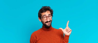 Genç, çılgın, sakallı, gururlu adam ifadesi. boşluk konseptini kopyala