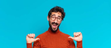 Genç, çılgın, sakallı, gururlu adam ifadesi. boşluk konseptini kopyala