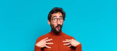 Genç, deli, sakallı adam. Şaşırmış ya da şok olmuş. boşluk konseptini kopyala