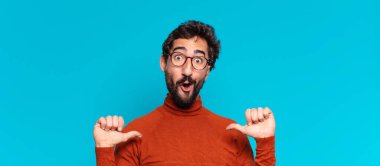 Genç, deli, sakallı adam. Şaşırmış ya da şok olmuş. boşluk konseptini kopyala