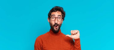 Genç, deli, sakallı adam. Şaşırmış ya da şok olmuş. boşluk konseptini kopyala