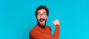 Genç, deli, sakallı adam. Mutlu ve şaşırmış bir ifade. boşluk konseptini kopyala