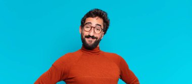 Genç, deli, sakallı adam. Mutlu ve şaşırmış bir ifade. boşluk konseptini kopyala