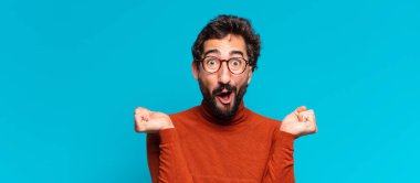 Genç, deli, sakallı adam. Zaferi kazanan gibi kutluyoruz. boşluk konseptini kopyala