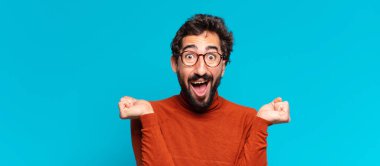 Genç, deli, sakallı adam. Zaferi kazanan gibi kutluyoruz. boşluk konseptini kopyala