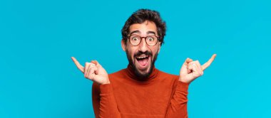 Genç, deli, sakallı adam. Zaferi kazanan gibi kutluyoruz. boşluk konseptini kopyala