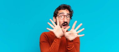 Genç çılgın sakallı adam korkmuş ve endişeli. boşluk konseptini kopyala