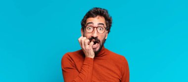 Genç çılgın sakallı adam korkmuş ve endişeli. boşluk konseptini kopyala