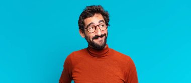 Genç çılgın sakallı adam mutlu görünüyor. boşluk konseptini kopyala