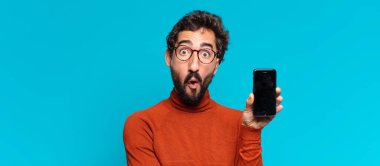 Genç, deli, sakallı adam. Şaşırmış ya da şok olmuş. akıllı telefon kavramı