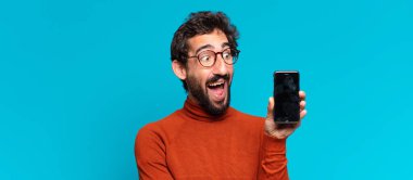 Genç, deli, sakallı adam. Şaşırmış ya da şok olmuş. akıllı telefon kavramı