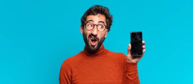 Genç, deli, sakallı adam. akıllı telefon kavramı