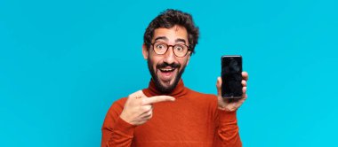 Genç, deli, sakallı adam. İşaret işareti. akıllı telefon kavramı