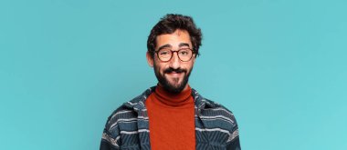 Genç, deli, sakallı adam. Mutlu ve şaşırmış ifade