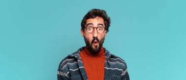 Genç, deli, sakallı adam. şok veya şaşırmış ifade