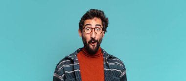 Genç, deli, sakallı adam. şok veya şaşırmış ifade