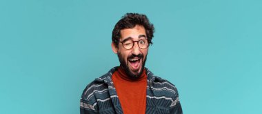 Genç, deli, sakallı adam. Mutlu ve şaşırmış ifade