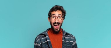 Genç, deli, sakallı adam. şok veya şaşırmış ifade