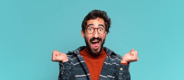 Genç çılgın sakallı adam başarılı oldu.