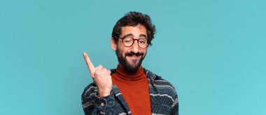 Genç çılgın sakallı adam başarılı oldu.